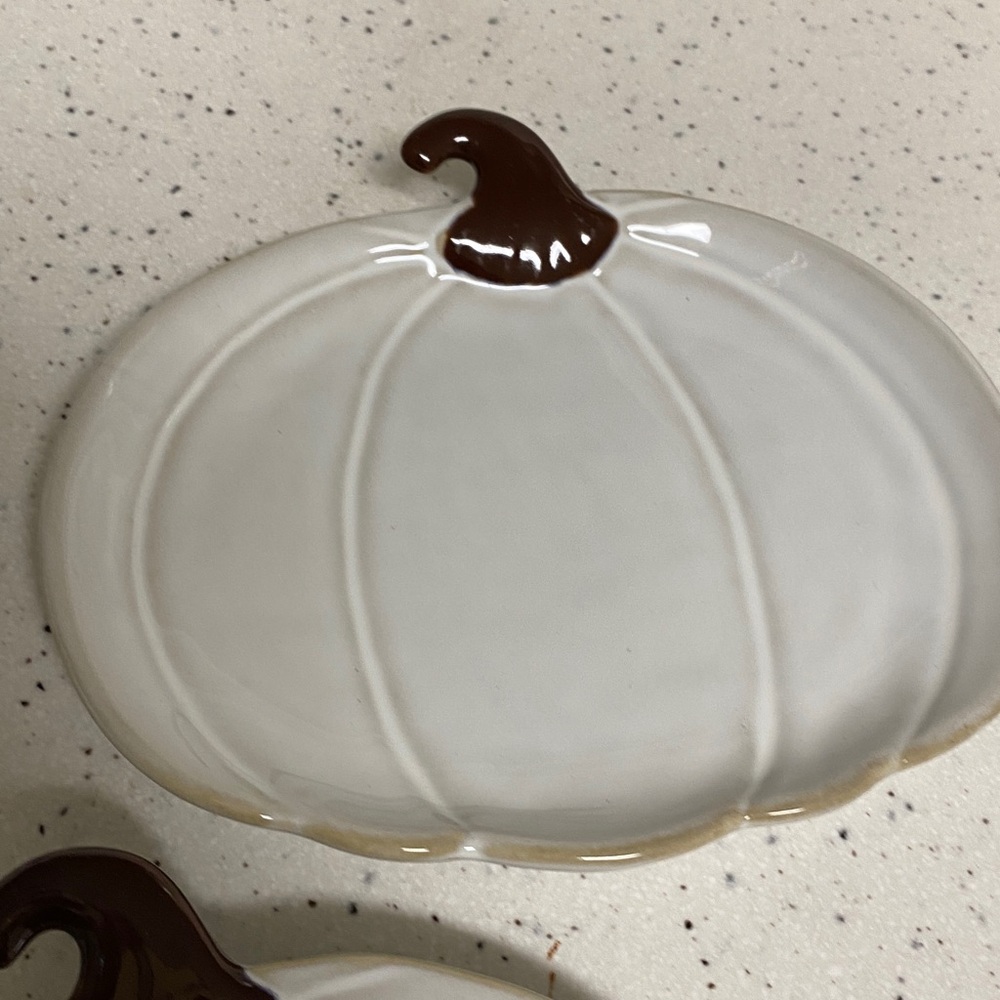 Set of 4, Crofton Stoneware, pumpkin shaped appetizer/snack/dessert plates. - Picture 3 of 10
